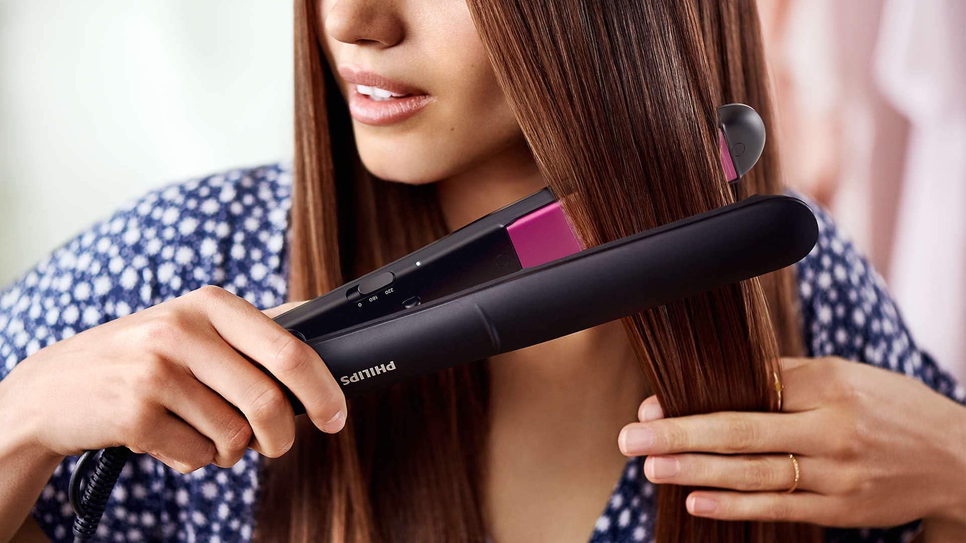 Philips StraightCare Essential ThermoProtect straightener. 2 temperature settings. Temperature range up to 220°C. 3 pin, BHS375/03.